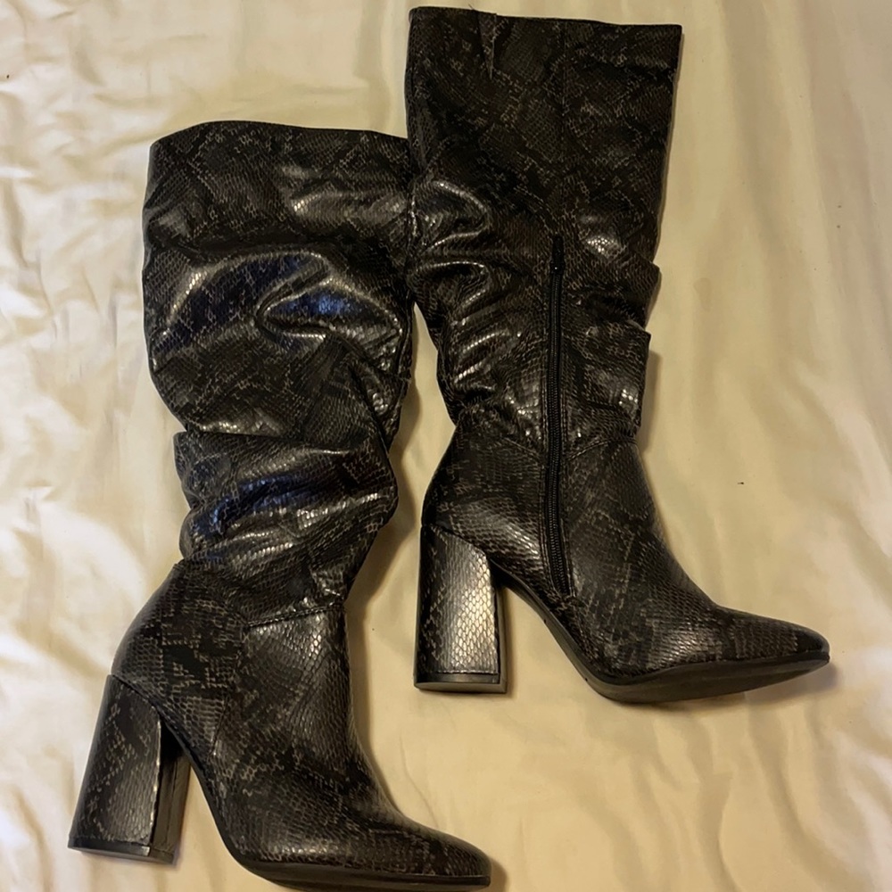 NWOT Snake boots